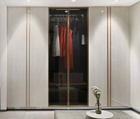 Dressing moderne sur mesure avec armoire ouverte du sol au plafond et fonction d'économie d'espace pour chambre d'appartement