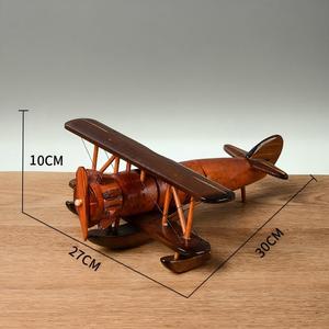 チャーミングな木製作品：ビジネスに最適な彫刻された木製の飛行機
