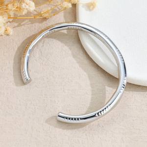 กำไลข้อมือแบบเปิด สไตล์มินิมอล สำหรับผู้หญิง ชุบทอง 18K ทำจากสแตนเลสสตีล ดีไซน์มีเท็กซ์เจอร์ วินเทจ หรูหราเบาๆ  แบบเฉพาะกลุ่ม 1 ชิ้น - Product Image 4