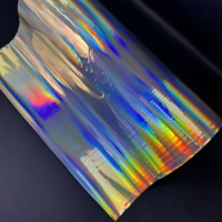 Película de laminación brillante holográfica metálica arcoíris con efecto de relieve suave, impermeable y con brillo, de BOPP, para bolsas de regalo, a bajo precio.