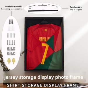 กรอบโชว์เสื้อเจอร์ซีย์สีดำสำหรับบาสเกตบอล ฟุตบอล ติดผนัง พร้อมที่แขวนสองอัน กรอบรูปเสื้อผ้าทำมือ - Product Image 3