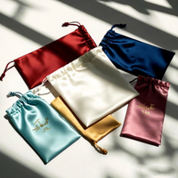 Pochette promotionnelle réutilisable en satin de luxe, douce, pour emballage cadeau, avec cordon de serrage, résistante aux chocs, logo personnalisé par sérigraphie