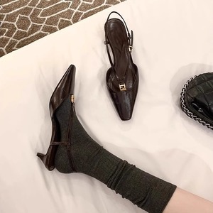 Sandales à talon chaton et bout carré pour femme avec petite boucle dorée et escarpins à bout pointu motif anguille - Product Image 5