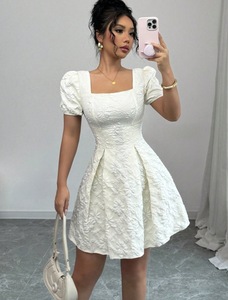 เดรสทรงเอไลน์สีขาวคอเหลี่ยมแขนพองแต่งลายดอกไม้สามมิติแบบนูน  คอลเลคชั่นใหม่ปี 2026 สำหรับผู้หญิง - Product Image 6