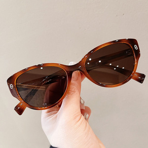 Gafas de Sol Retro para Mujer Qianai, Montura Negra TR90, Protección UV400, Lentes Tipo 3, Estilo Irregular - Product Image 2