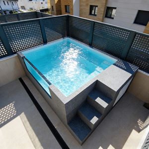 Piscina de Contenedor Marítimo Convertido con Diseño Industrial y Muebles Modernos - Product Image 4