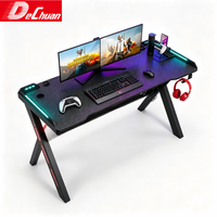 Bureau de jeu tendance à double écran avec cadre en forme de Z et éclairage d'ambiance latéral RGB