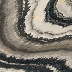 Cipriano - Losa Grande de Cuarcita Natural con Vetas en Espiral en Negro, Gris y Blanco para Pared Decorativa o Encimera de Baño - Product Image 2