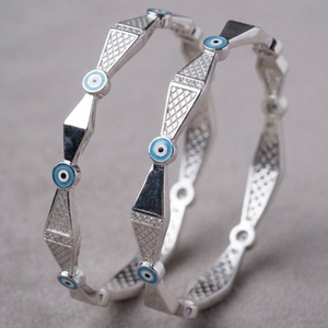 Elegantes Brazaletes Geométricos Texturizados en Tono Plata 925 con Detalle de Esmalte Azul, Modernos, Ligeros y Apilables, Joyería con Estilo - Product Image 1