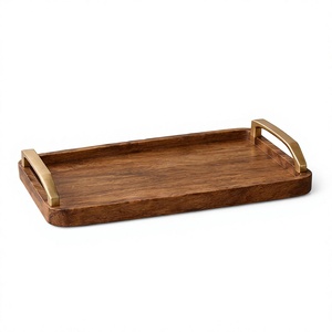 Plateau de service rectangulaire en bois de manguier finition noyer, robuste, avec bord surélevé et quincaillerie en laiton - Product Image 1