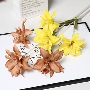 Fleurs de lys artificielles Lichao, 3 têtes, en tissu de soie, pour décoration de mariage, décoration de la maison, accessoires de photographie - Product Image 3