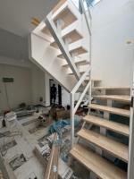 Solution d'escalier intérieur en acier Prima avec structure de poutre en boîte moderne pour la construction de villas