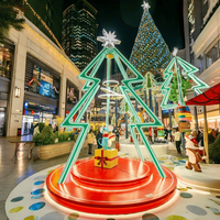Sculpture d'arbre de Noël abstraite en fibre de verre sur mesure, statue géante d'arbre de Noël courbé avec décorations festives pour parc à thème et festival