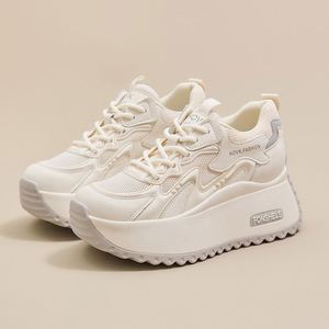 Chaussures décontractées tendance pour femmes à lacets, respirantes, à semelles épaisses, avec talons intégrés, baskets blanches polyvalentes et robustes pour la marche - Product Image 5