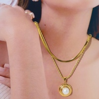 Bijoux de luxe rétro légers Collier pendentif perle incrusté de chaîne torsadée en acier inoxydable doré