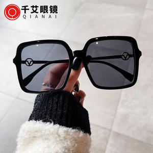 Gafas de sol cuadradas grandes Qianai para mujer, lentes de PC con protección UV400, estilo urbano a la moda, protección solar para viajes y conducción. - Product Image 5