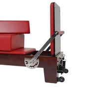 Reformer de Pilates Profesional de Madera de Roble Teñido en Color Nogal con Cuero Borgoña para Gimnasio y Estudio