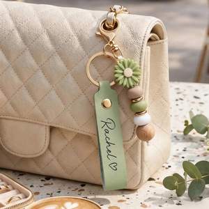 Porte-clés personnalisables en PU légers et simples avec perles marguerites, cadeau de demande en mariage pour demoiselles d'honneur, faveurs de mariage bohèmes pour invités - Product Image 5