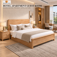 Lit d'hôtel avec cadre en bois massif, grain de bois naturel, design moderne et stable pour hôtel, appartement, chambre d'hôtes