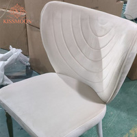 Chaise de banquet portable de luxe en velours blanc, dossier en forme d'éventail avec surpiqûres ondulées, pieds en métal doré, pour appartement, hôtel, mariage