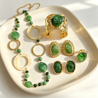 Parures de bijoux tendance en résine verte : collier, bracelet manchette, bague et boucles d'oreilles plaqués or 18 carats – Cadeau sculptural pour femme