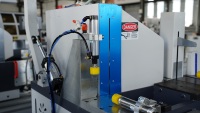 Sierra de corte de perfil de aluminio de doble cabezal integrada de precisión CNC con hoja de 550 mm para muros cortina y ventanas