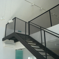 Escalier intérieur moderne de luxe Prima Factory, escalier en U sur mesure, marches en bois massif, main courante en verre pour projet de villa