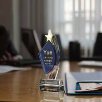 Trophée, Médaille et Plaque Personnalisés en Cristal Transparent Gravé pour Sports et Mariages