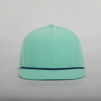 Casquette personnalisée de haute qualité à 6 panneaux avec logo brodé 3D, perforations découpées au laser, visière plate et fermeture snapback à cordon