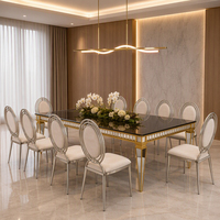 Ensemble de table à manger néoclassique de luxe avec bordure dorée, table de banquet et chaises à dossier argenté pour réception de mariage