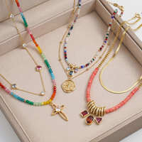 Collier double rangs EDGE style bohème personnalisé avec perles roses, chaîne serpent dorée et breloques pierres rouges, bijou fantaisie pour femme
