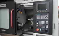 Torno de Torreta CNC de Precisión con Control Syntec Original OEM y ODM, Torno de Mecanizado de Torreta de Fábrica China para Metal
