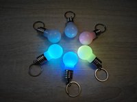 Mini lampe LED porte-clés, porte-clés créatif en plastique à changement de couleur avec lumière blanche et RVB pour cadeaux promotionnels