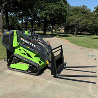 Chargeuse frontale compacte Derette 450 en promotion avec chenilles stables et accessoire débroussailleuse polyvalent