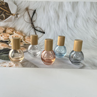 Vente en gros 10ml bouteille en verre à rouleaux en forme de boule ronde bleu orange jaune gris clair avec bouchon en bambou