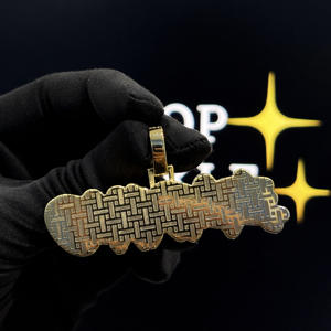จี้ห้อยคอแบบกำหนดเอง HIPHOP SPARKLE ฮิปฮอป เงินแท้ 925 ชุบทองคำขาว 18K ประดับด้วยกราฟฟิตีเคลือบสีดำ พร้อมชื่อสั่งทำ ประดับด้วยเพชร VVS มอยส์ซาไนต์ เหมาะสำหรับทั้งชายและหญิง - Product Image 3
