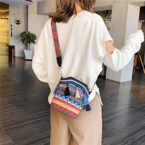Sac fourre-tout vintage en crochet pour femme, sac à bandoulière en cuir PU tissé de haute qualité avec pompon, style rétro Tanjing - Product Image 3