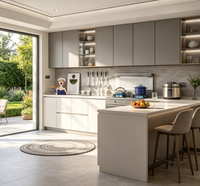 Armoires de cuisine modernes gris mat et crème sans poignées avec étagères éclairées par LED pour une maison minimaliste