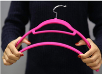 Vente en gros de cintres à cravate en velours Organisateur de manteaux de veste antidérapant pour les magasins de vêtements Injection de matériau ABS pour le stockage des robes