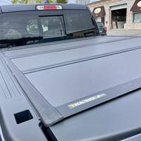 Couverture de benne rigide pliable en trois parties pour Ford F-150 2015-2020 Chevrolet Silverado 1500 2019-2024 Toyota Tacoma 2016-2023 4x4