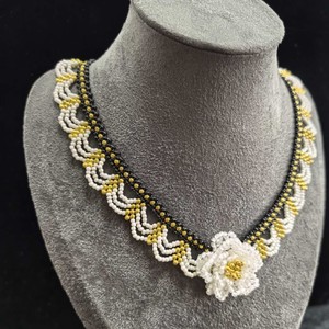 Nouveau collier chaîne en bambou avec perles contrastées rouge et bleu, fleurs plaquées or et dentelle multicouche, style sportif, accessoires pour femmes 2025 - Product Image 2