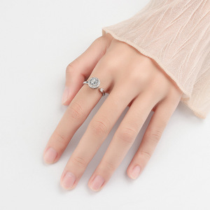 แหวนหมุนคลายความวิตกกังวลประดับเพชรคิวบิกเซอร์โคเนียทรงกรงเล็บ ปรับขนาดได้ ชุบทองแดงเคลือบทอง สำหรับผู้หญิง - Product Image 2