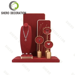 Kit de présentation de bijoux en velours rouge et métal doré sur mesure de qualité supérieure, présentoirs pour colliers et boucles d'oreilles pour vitrine de bijouterie. - Product Image 4