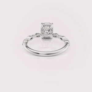 Bague de fiançailles en diamant de laboratoire taille coussin en or blanc 18 carats, solitaire avec pierres latérales - Product Image 3