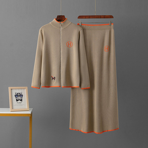 Set Elegante in Maglia con Ricami Tinta Unita per Donna, Ideale per Ufficio e Casual, Comodo Completo con Gonna in Tutte le Taglie - Product Image 3