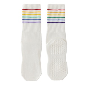 Calcetines <span class=keywords><strong>de</strong></span> yoga <span class=keywords><strong>de</strong></span> punto antideslizantes Two Wolves para mujer, deportivos <span class=keywords><strong>de</strong></span> ballet, <span class=keywords><strong>de</strong></span> algodón <span class=keywords><strong>de</strong></span> tubo medio, con agarre en el puño absorbente <span class=keywords><strong>de</strong></span> sudor - Product Image 5