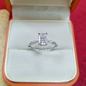 2.0ct זוהר לחתוך moissanite מרכז 2.0 פס מ "מ פס גודל להתאמה אישית 14k טבעת חתונה זהב לבן לגברים 2.18 גרם - Product Image 1