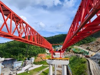 Lanzador de viga de puente de grúa de viga de segmento tipo armadura de 120 toneladas con componentes de motor de núcleo Grúa de lanzamiento del fabricante