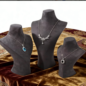 Expositor de Lujo Personalizado para Joyería: Vitrina, Busto para Collares y Soporte de Exhibición de Joyas - Product Image 4