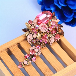 Broche de qualité supérieure à motifs floraux, Matrice de pierres précieuses Fibonacci et Noyau de pierres précieuses roses avec Dopamine Drip Luxury Pines - Product Image 1